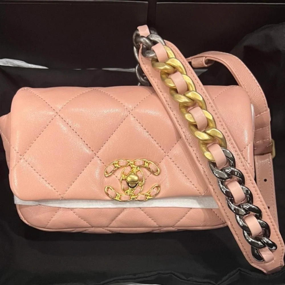 SOLD 🔴 C H A N E L 🖤 C19 belt bag with ombré chain CC waist bag ghw lambskin shw - Picture 2 of 11